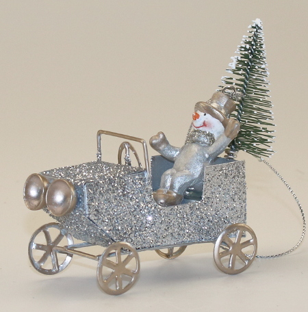 7: Bil med julemand til ophæng - 9 cm - Sølvfarvet