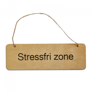 Træ skilt m/snor - "Stressfri zone"