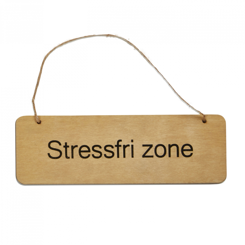 Træ skilt m/snor - "Stressfri zone" - L 21 x H 7 cm