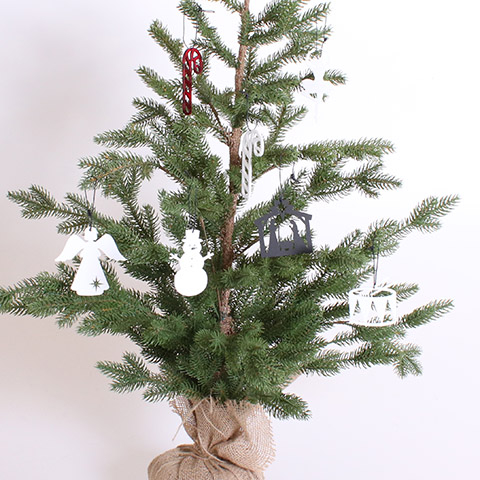 Juletræ med pynt - Tromme ophæng - Ryborg - Hvid