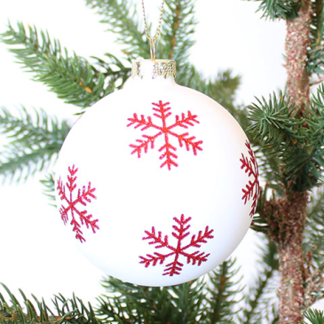 Julekugle glas - Ø 8 cm - Hvid med røde snefnug