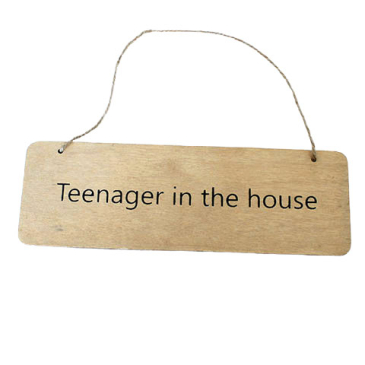 Træ skilt m/snor - " Teenager in the house" - 21 x 7 cm