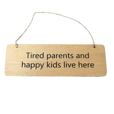 Træ skilt m/snor - "Tired parents.." - 21 x 7 cm