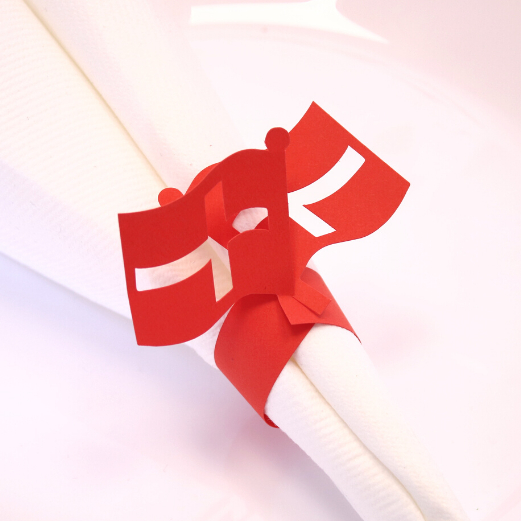 Servietringe med flag i rød - Brugt til bordopdækning