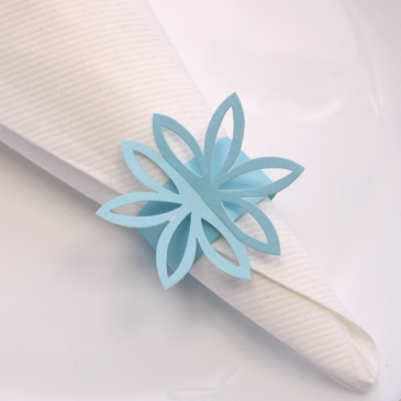 servietring med blomst i lyseblå. Brugt til bordopdækning