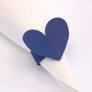 Servietringe med lukket hjerte i mørkeblå - Brugt til bordopdækning