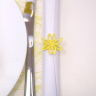 Sangring med blomst i gul rundt om sang. Brugt til bordopdækning ved siden af tallerken. 