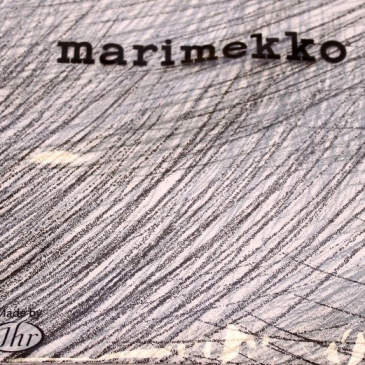 Frokostserviet Marimekko LEPO grå og sorte streger. L734307. 33x33cm.