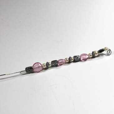 perler på tråd hvid og pink