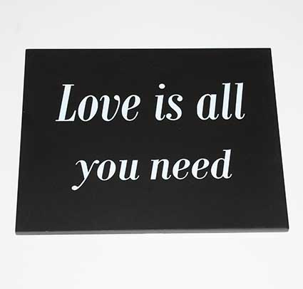 Skilt - "Love is all you need" - 30 x 24 cm