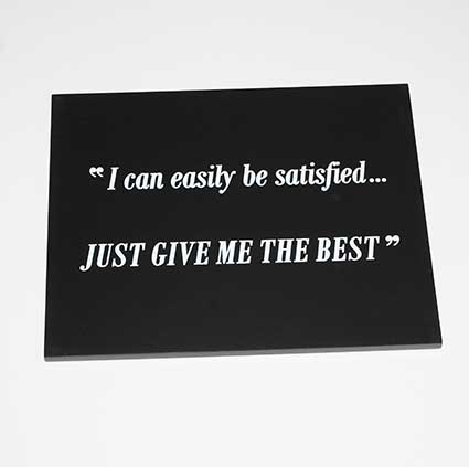 Skilt - "I can easily be satisfied.." - 30 x 24 cm