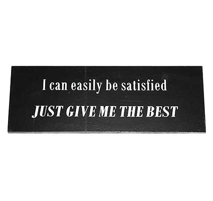 Skilt - "I can easily be satisfied.." - 28 x 10 cm