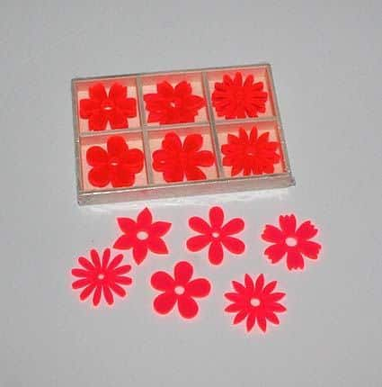 Se Blomster i plexiglas, neon pink - Ø 3,5 cm, 18 stk. hos Mystone