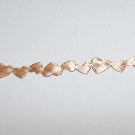 #3 - Silkebånd LUV med hjerter - Guld - 1,5 cm x 1 m lang
