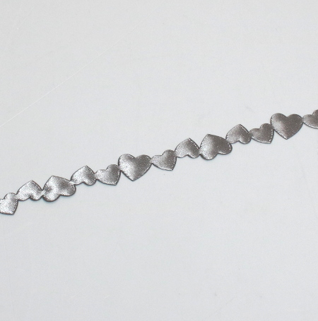 6: Silkebånd LUV med hjerter - Sølv - 1,5 cm x 1 m lang