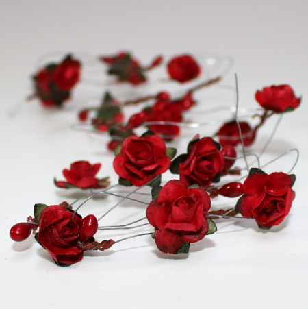 Røde blomster på tråd - 120 cm